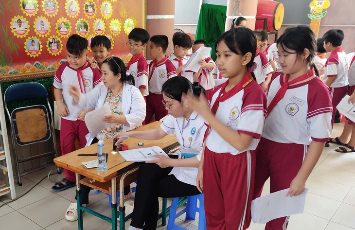 Khoảng 3 triệu học sinh, sinh viên tại TP.HCM được khám sức khỏe miễn phí - Ảnh 1.