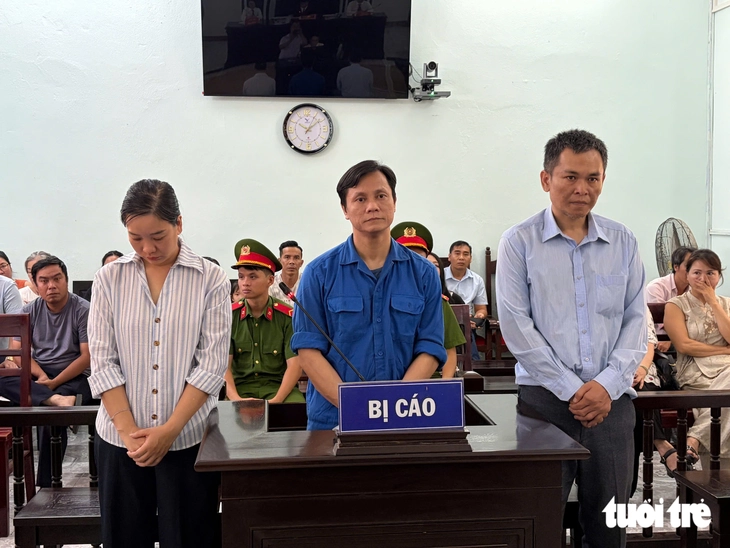 Thu tiền ‘bảo kê’ lấn chiếm vỉa hè ở phố đi bộ, nhóm cán bộ phường ở Huế lĩnh án tù - Ảnh 1.