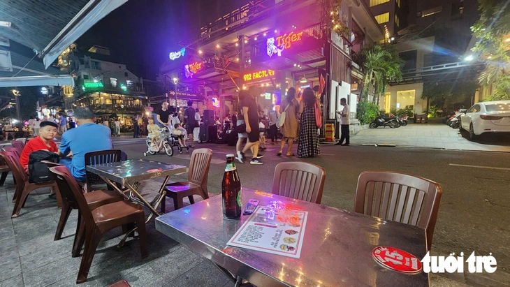 Thu tiền ‘bảo kê’ lấn chiếm vỉa hè ở phố đi bộ, nhóm cán bộ phường ở Huế lĩnh án tù - Ảnh 2.