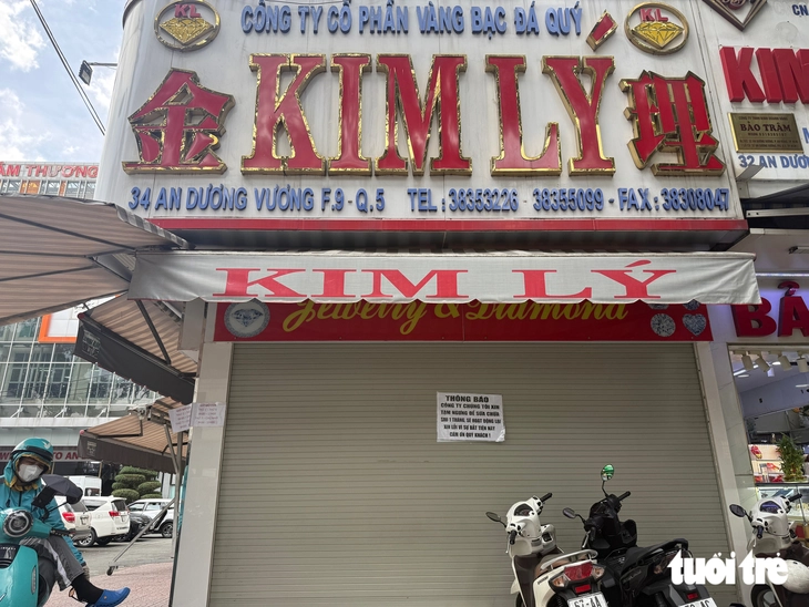 Một cửa hàng kim cương mở lại, nhiều tiệm vẫn im lìm sau thời gian hẹn mở cửa - Ảnh 2.