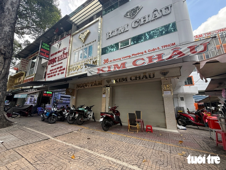 Một cửa hàng kim cương mở lại, nhiều tiệm vẫn im lìm sau thời gian hẹn mở cửa - Ảnh 3.