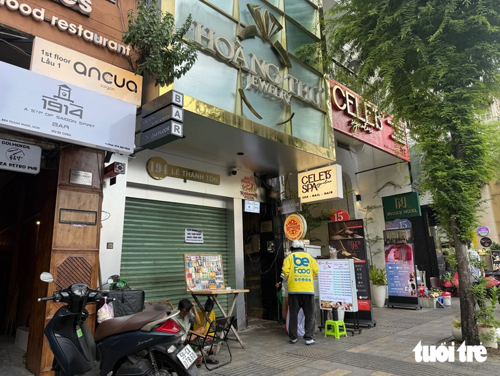 Một cửa hàng kim cương mở lại, nhiều tiệm vẫn im lìm sau thời gian hẹn mở cửa - Ảnh 5.
