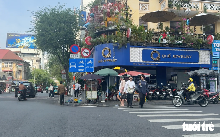 Một cửa hàng kim cương mở lại, nhiều tiệm vẫn im lìm sau thời gian hẹn mở cửa - Ảnh 1.