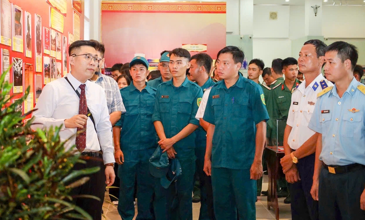 Côn Đảo trưng bày tư liệu quý về Bác Tôn - Ảnh 2.