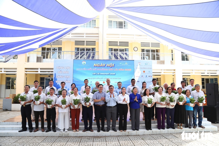 Phường Cát Lái triển khai mô hình Khu phố thông minh, đưa chuyển đổi số gần hơn với người dân - Ảnh 1.