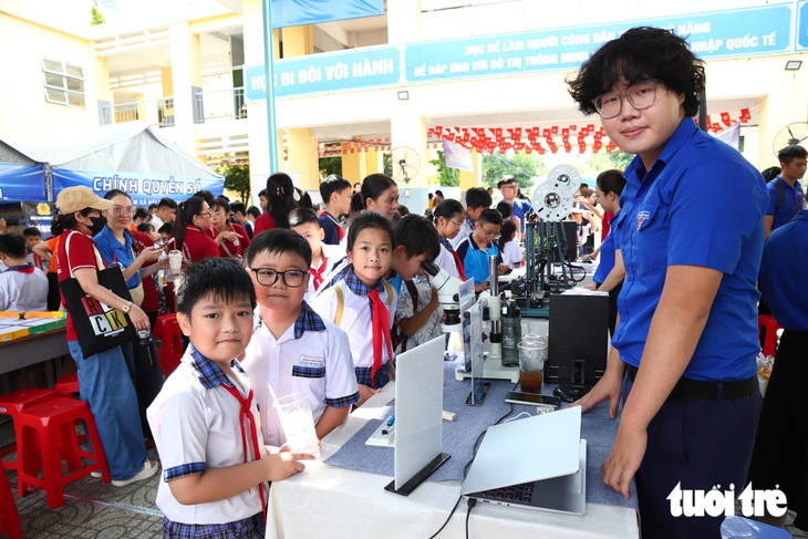 Phường Cát Lái triển khai mô hình Khu phố thông minh, đưa chuyển đổi số gần hơn với người dân - Ảnh 4.