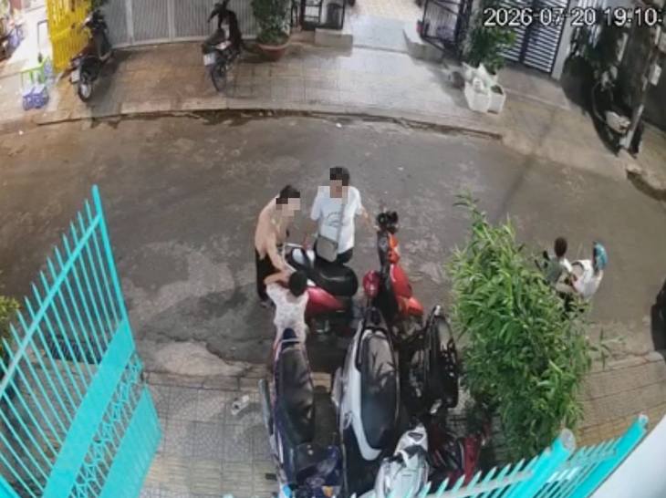 Trung tâm cờ vua đăng 6 đoạn camera vụ tố con bị ‘tống’ ra khỏi lớp vì chậm nộp học phí - Ảnh 1.