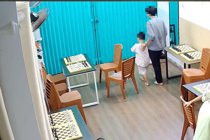 Trung tâm cờ vua đăng 6 đoạn camera vụ tố con bị ‘tống’ ra khỏi lớp vì chậm nộp học phí - Ảnh 4.