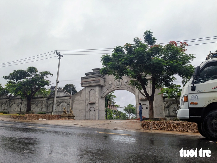 Vụ xây cổng ngõ hoành tráng lấn đất đường bộ: Lên phương án cưỡng chế - Ảnh 1.