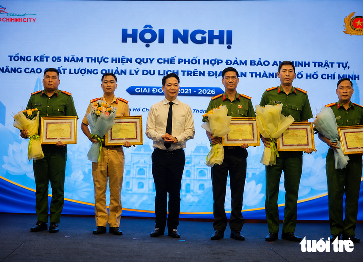Hàng rong, chèo kéo, lừa đảo du lịch ngày càng tinh vi, TP.HCM siết quản lý - Ảnh 1.