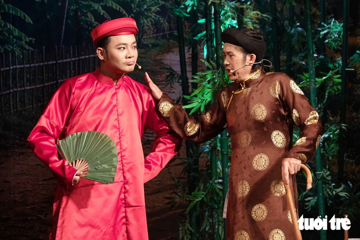 Hoài Linh ca bài bản cải lương, mừng Sân khấu Mới tròn một tuổi - Ảnh 1.