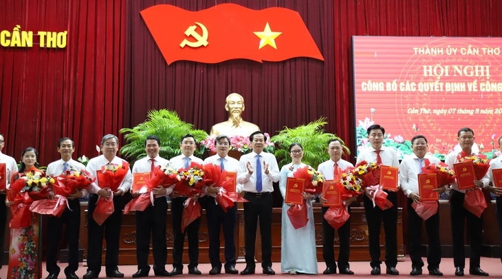 Cần Thơ trao 60 quyết định điều động, bổ nhiệm cán bộ chủ chốt - Ảnh 1.