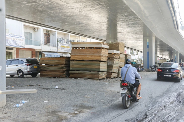 Kiểm tra toàn diện việc lấn chiếm gầm cầu vượt Ngọc Hội làm quán nhậu - Ảnh 2.