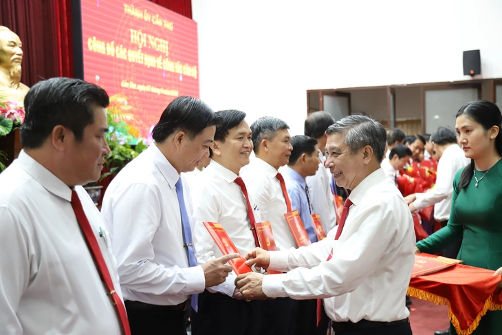 Cần Thơ trao 60 quyết định điều động, bổ nhiệm cán bộ chủ chốt - Ảnh 2.