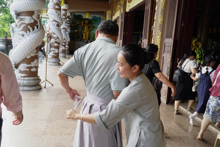 Khách mặc 'đồ xuyên thấu' đi tham quan: Chỉ một chiếc chân váy, vì sao chùa Linh Ứng được khen? - Ảnh 5.
