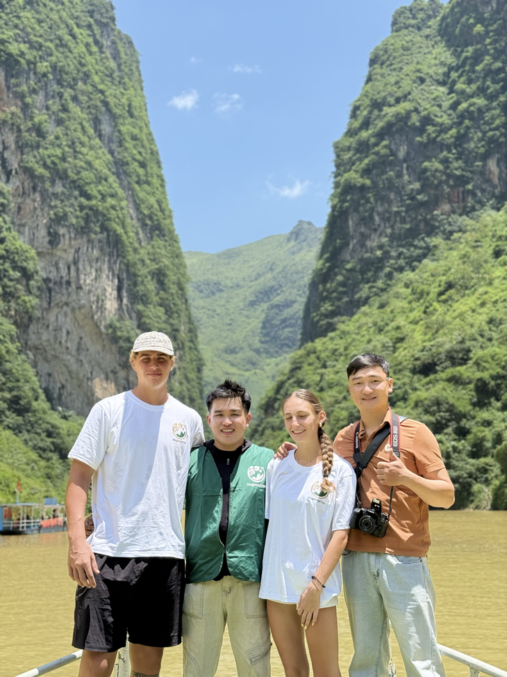 Du khách Pháp cõng cựu chiến binh lên cột cờ Lũng Cú - Ảnh 3.