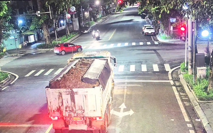Xác minh clip ô tô và xe máy liên tục tạt đầu nhau trên đường ở Hà Nội - Ảnh 2.