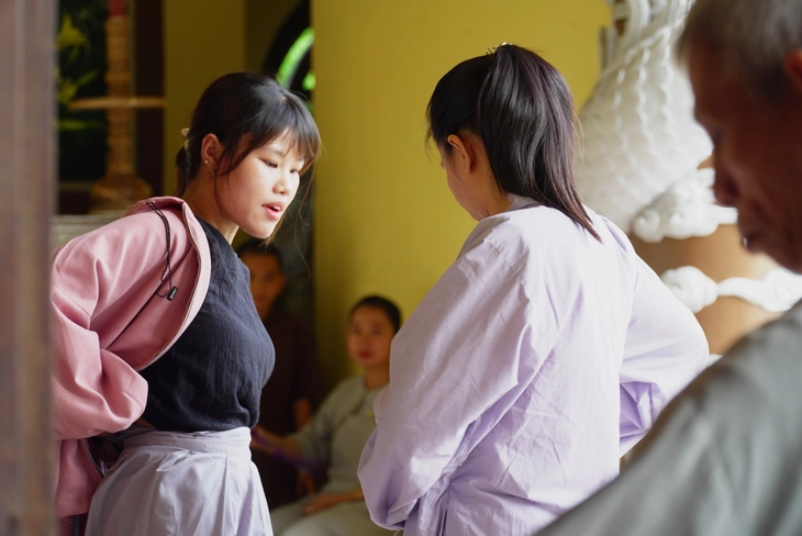 Khách mặc 'đồ xuyên thấu' đi tham quan: Chỉ một chiếc chân váy, vì sao chùa Linh Ứng được khen? - Ảnh 6.