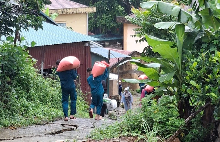Nhiều hộ dân ở vùng cao Thanh Hóa phải sơ tán vì sạt lở do mưa lớn - Ảnh 2.