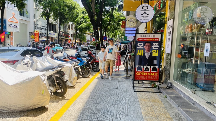 Chiến dịch dọn dẹp vỉa hè Đà Nẵng chưa dừng lại, khuyến khích dân gửi ảnh, video tố lấn chiếm - Ảnh 1.