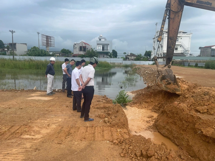 Vụ xây đô thị gây ngập nước vào nhà dân: Nhà thầu khơi thông tiêu thoát nước - Ảnh 1.