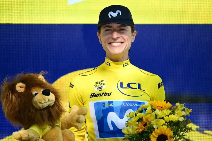Tour de France nữ kiểm tra áo ngực trước giờ xuất phát - Ảnh 1.