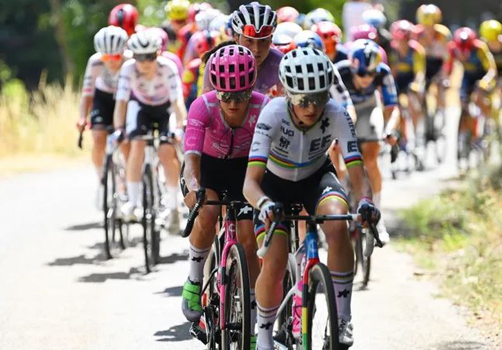 Tour de France nữ kiểm tra áo ngực trước giờ xuất phát - Ảnh 2.