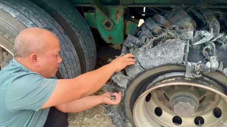 Tài xế làm rơi vãi vật liệu khiến hơn 100 xe hư hỏng trên cao tốc có bị xử lý hình sự? - Ảnh 2.