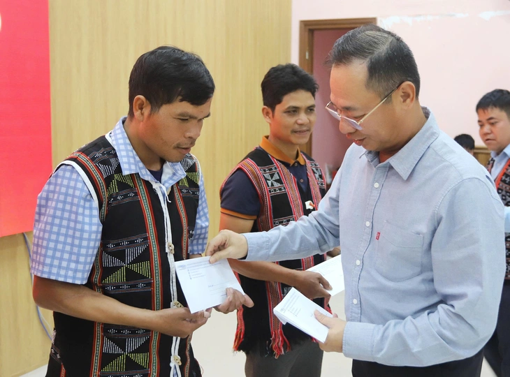 Người dân vùng sạt lở TP Đà Nẵng mừng vui khi được hỗ trợ sửa nhà, tặng quà - Ảnh 2.