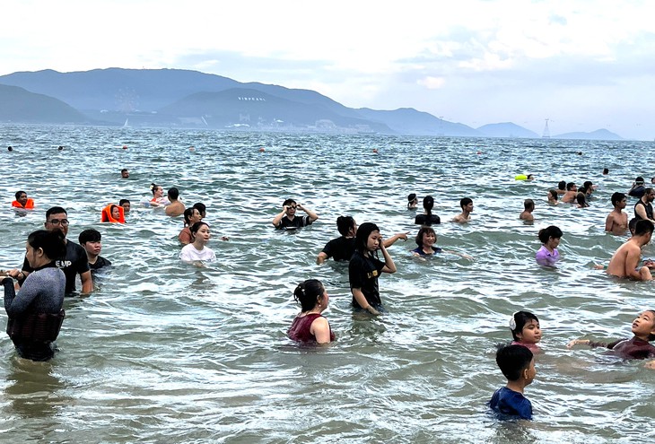 Liên tiếp nhiều vụ du khách bị sóng biển cuốn mất tích: Làm sao để sống sót khi bị sóng dữ cuốn đi xa? - Ảnh 1.