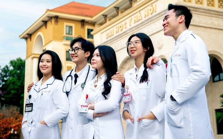 Vì sao điểm chuẩn xét học bạ thấp hơn điểm thi tốt nghiệp THPT? - Ảnh 4.