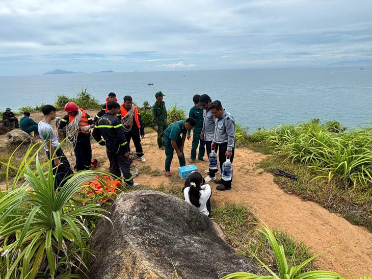 Sóng cuốn 4 người xuống biển khi chụp ảnh ở Mũi Nghê, Sơn Trà: Một cô gái được tàu hải quân cứu sống - Ảnh 3.