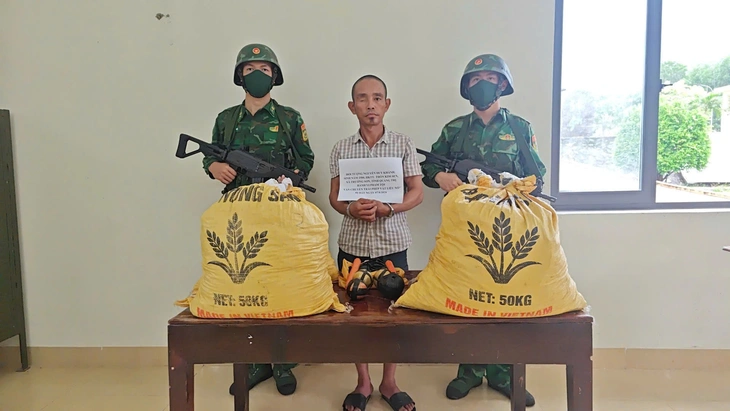 Đánh sập đường dây đưa thuốc nổ từ Lào vào Việt Nam, thu hơn 210kg vật liệu nổ - Ảnh 1.