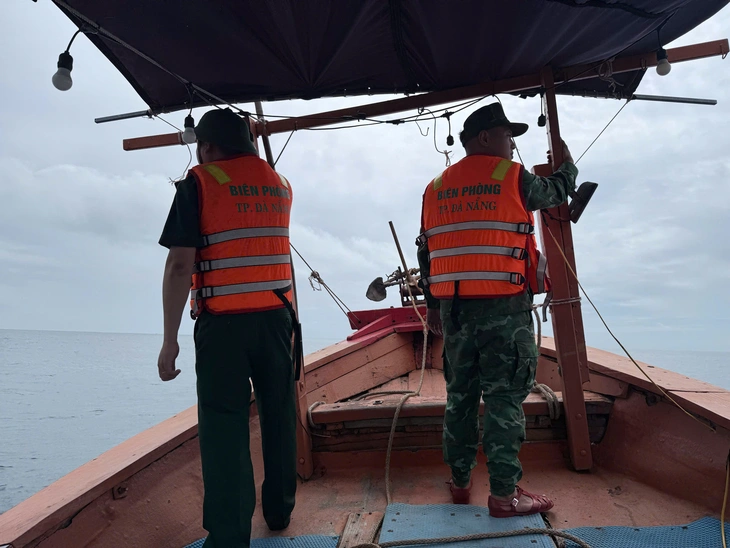 Sóng cuốn 4 rơi xuống biển khi chụp ảnh ở Mũi Nghê Sơn Trà, tàu cá tìm được 1 người - Ảnh 3.