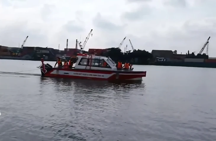 Nổ ghe trên sông Sài Gòn, 3 người văng xuống nước, một phụ nữ tử vong - Ảnh 3.