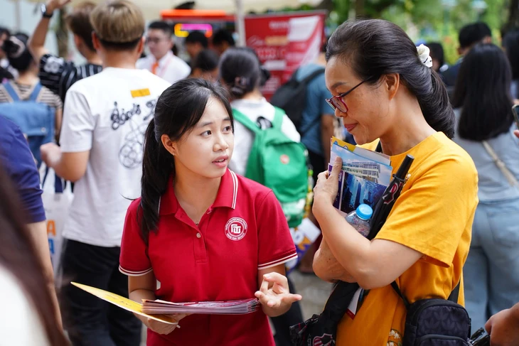 Điểm chuẩn Trường đại học Ngoại thương tiến sát 30 điểm - Ảnh 1.