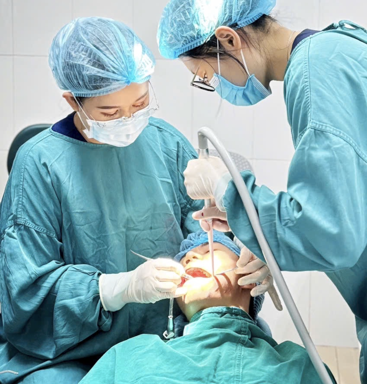 Tuổi thọ của răng giả thường kéo dài bao lâu? - Ảnh 2.