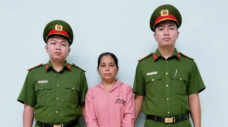 Bắt khẩn cấp bảo mẫu trường mầm non bắn dây thun vào chân trẻ - Ảnh 1.
