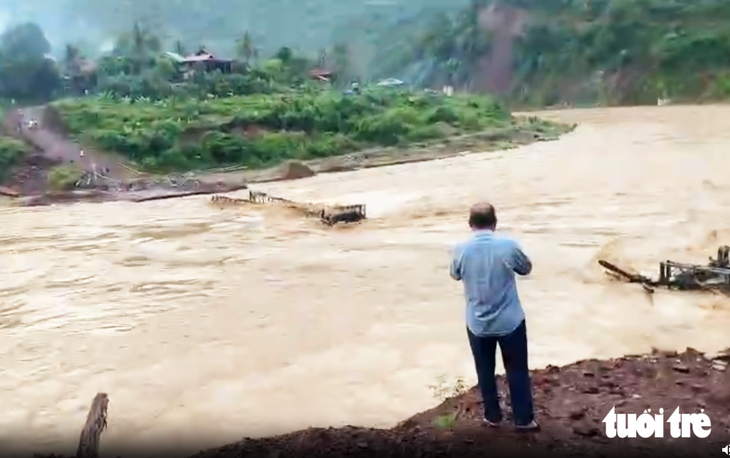 Mưa lũ cuốn đứt cầu tạm, chia cắt hơn 400 hộ dân miền núi Nghệ An - Ảnh 2.