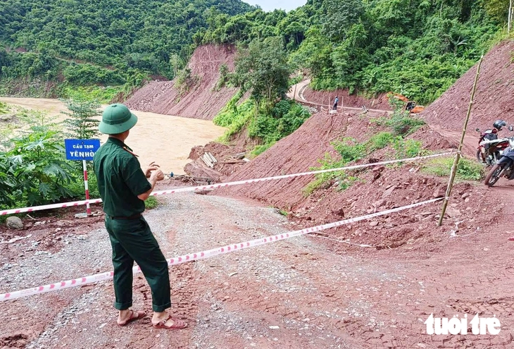 Mưa lũ cuốn đứt cầu tạm, chia cắt hơn 400 hộ dân miền núi Nghệ An - Ảnh 3.