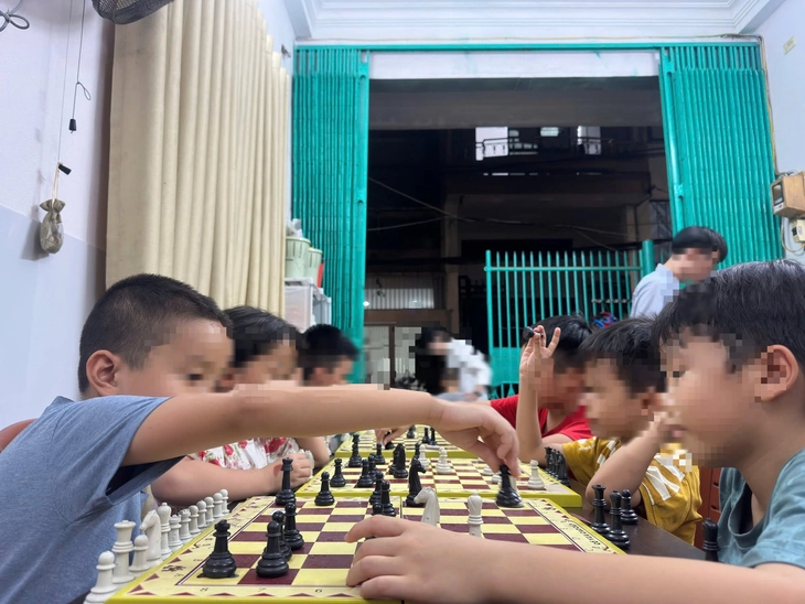 Vụ tố con bị 'tống' ra khỏi lớp cờ vua: Lớp học không phép, người dạy chưa đủ điều kiện - Ảnh 1.