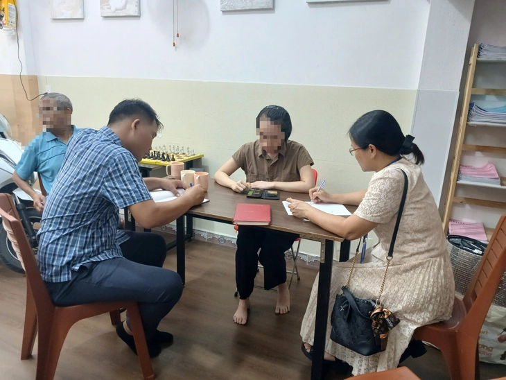 Vụ tố con bị 'tống' ra khỏi lớp cờ vua: Lớp học không phép, người dạy chưa đủ điều kiện - Ảnh 2.