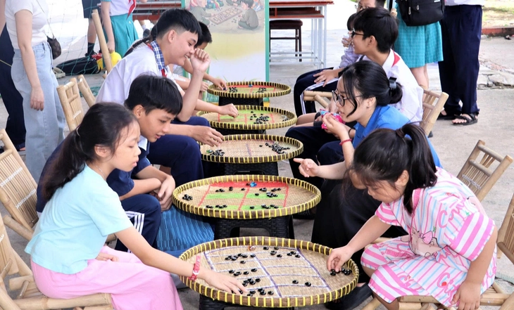 Trải nghiệm làng nghề truyền thống và trò chơi dân gian cho thiếu nhi tại TP . HCM - Ảnh 2.