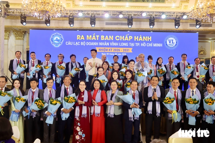 Trao đến Tuổi Trẻ 1 tỉ đồng, doanh nhân Vĩnh Long tại TP.HCM muốn 'theo mãi chương trình Tiếp sức đến trường' - Ảnh 2.