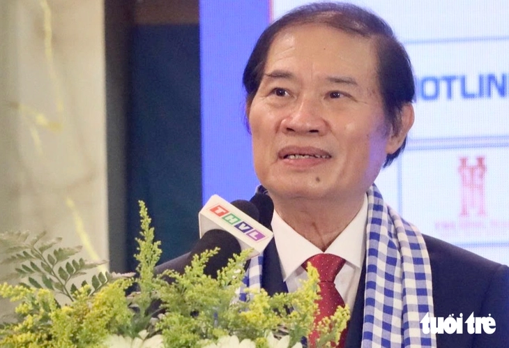 Trao đến Tuổi Trẻ 1 tỉ đồng, doanh nhân Vĩnh Long tại TP.HCM muốn 'theo mãi chương trình Tiếp sức đến trường' - Ảnh 1.