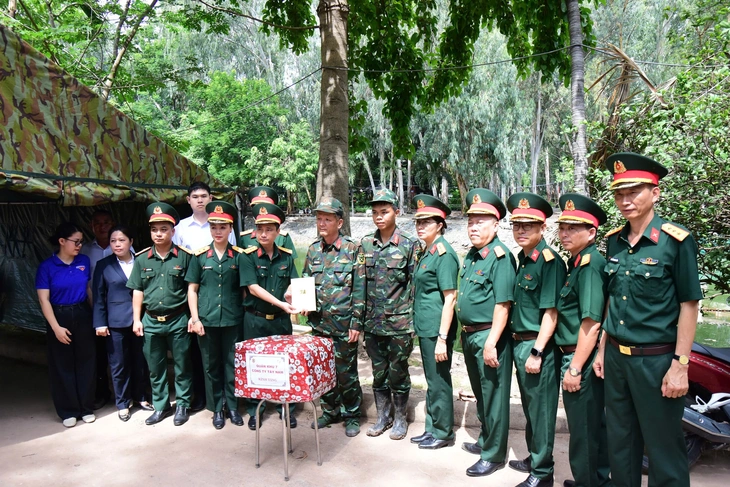 Thứ trưởng Bộ Công thương Phan Thị Thắng thăm, động viên lực lượng làm nhiệm vụ tại công viên Lê Thị Riêng - Ảnh 4.