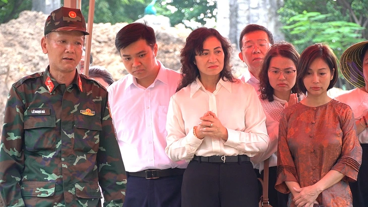 Thứ trưởng Bộ Công thương Phan Thị Thắng thăm, động viên lực lượng làm nhiệm vụ tại công viên Lê Thị Riêng - Ảnh 1.