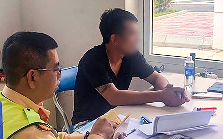 Thót tim cảnh xe ô tô bất ngờ lấn làn, đối đầu với xe ngược chiều ở đoạn đường cấm vượt trên cao tốc  - Ảnh 2.