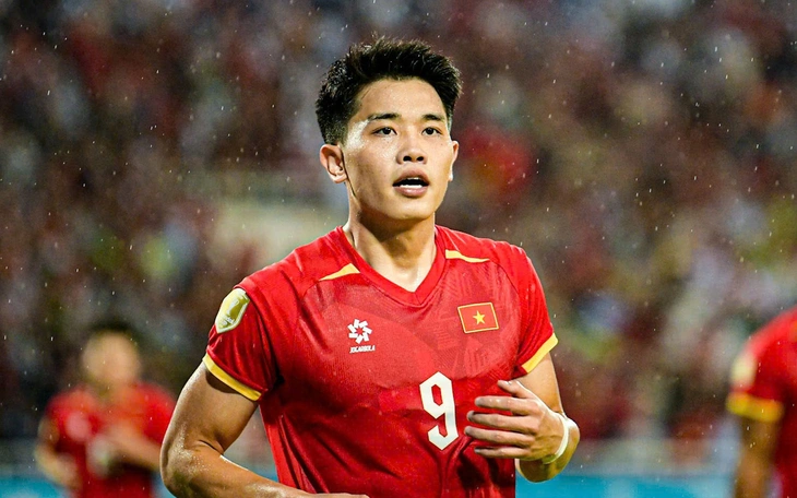 Công bố 10 cầu thủ hay nhất vòng bảng ASEAN Cup, Việt Nam có những ai? - Ảnh 4.
