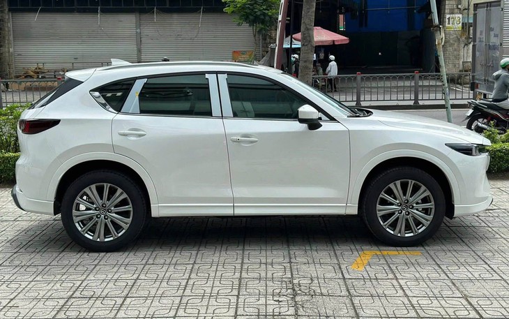 Tin tức giá xe: Mazda CX-5 giảm tới trăm triệu, bản cao nhất cũng xuống cạnh tranh SUV cỡ B - Ảnh 1.